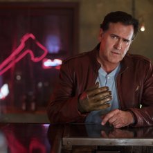 Ash vs. Evil Dead: il protagonista Bruce Campbell in una scena del pilot