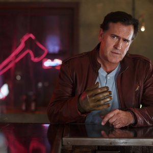 Ash vs. Evil Dead: il protagonista Bruce Campbell in una scena del pilot