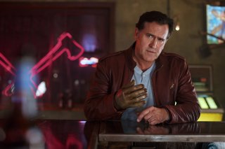 Ash vs. Evil Dead: il protagonista Bruce Campbell in una scena del pilot