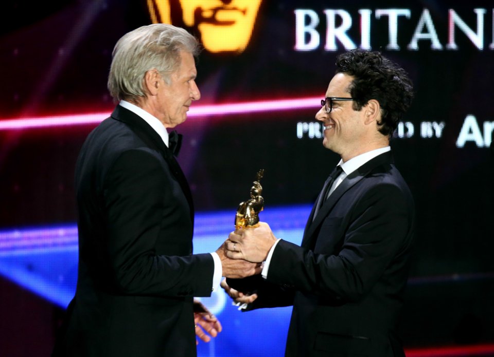 Britannia Awards 2015: Harrison Ford premiato dal regista J.J. Abrams