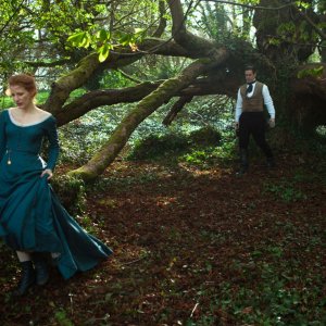 Miss Julie: Jessica Chastain e, sullo sfondo, Colin Farrell in un'immagine del film