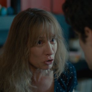 Mon roi - Il mio re: Emmanuelle Bercot e Louis Garrel (di spalle) in una drammatica scena del film