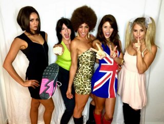 Nina Dobrev ad Halloween 2015 vestita come Victoria Beckham