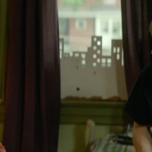 Quel fantastico peggior anno della mia vita: Connie Britton insieme a Thomas Mann in una scena del film