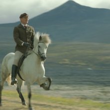 Storie di cavalli e di uomini: Ingvar Eggert Sigurðsson a cavallo in una scena del film