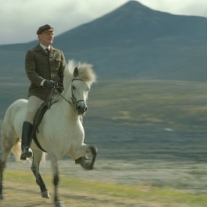 Storie di cavalli e di uomini: Ingvar Eggert Sigurðsson a cavallo in una scena del film
