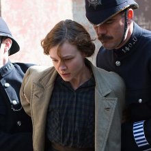 Suffragette: Carey Mulligan portata via da due poliziotti in un momento del film