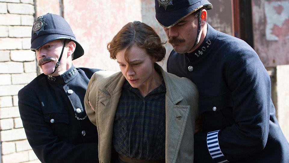 Suffragette: Carey Mulligan portata via da due poliziotti in un momento del film