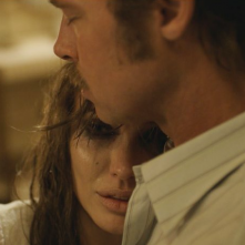 By the Sea: Brad Pitt e Angelina Jolie in un intenso momento del film