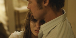 By the Sea: Brad Pitt e Angelina Jolie in un intenso momento del film
