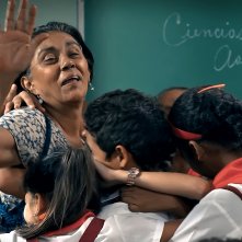 Condotta: Alina Rodríguez circondata dai suoi affettuosi studenti in una scena del film