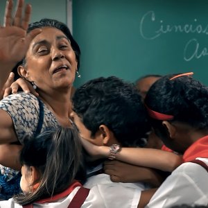 Condotta: Alina Rodríguez circondata dai suoi affettuosi studenti in una scena del film