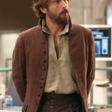 Bones: Tom Mison in una foto di The Resurrection of the Remains, episodio crossover con Sleepy Hollow