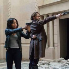 Sleepy Hollow: Nicole Beharie e Tom Mison in una foto dell'episodio Dead Men Tell No Lies, crossover con Bones