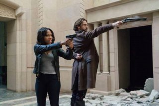 Sleepy Hollow: Nicole Beharie e Tom Mison in una foto dell'episodio Dead Men Tell No Lies, crossover con Bones
