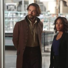 Sleepy Hollow: Tom Mison e Nicole Beharie in una foto dell'episodio Dead Men Tell No Lies, crossover con Bones