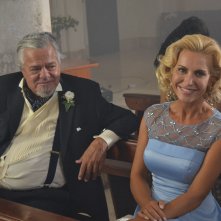 Matrimonio al Sud: Ugo Conti con un'altra attrice in una scena del film