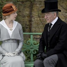 Mr. Holmes - Il mistero del caso irrisolto: Ian McKellen in compagnia di una donna in una scena del film