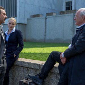 Premonitions: Jeffrey Dean Morgan, Abbie Cornish e Anthony Hopkins in una scena del film