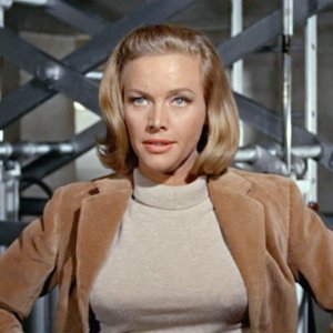 Agente 007, Missione Goldfinger: Honor Blackman è l'esuberante Bond Girl Pussy Galore