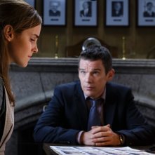 Regression: Ethan Hawke insieme ad Emma Watson in una scena del film