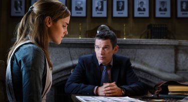 Regression: Ethan Hawke insieme ad Emma Watson in una scena del film