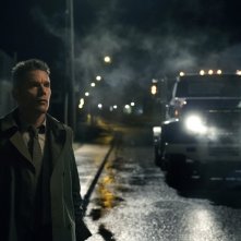 Regression: Ethan Hawke in una scena notturna del film