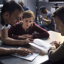 Regression: Alejandro Amenábar, Emma Watson ed Ethan Hawke sul set del film