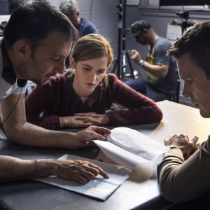 Regression: Alejandro Amenábar, Emma Watson ed Ethan Hawke sul set del film