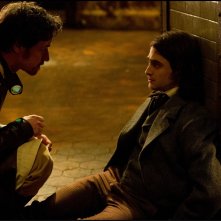 Victor - La storia segreta del Dott. Frankenstein: James McAvoy e Daniel Radcliffe in una scena tratta dal film