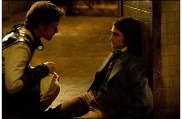 Victor - La storia segreta del Dott. Frankenstein: James McAvoy e Daniel Radcliffe in una scena tratta dal film