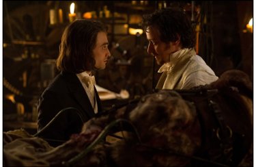 Victor - La storia segreta del Dott. Frankenstein: James McAvoy e Daniel Radcliffe in una scena del film