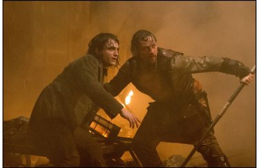 Victor - La storia segreta del Dott. Frankenstein: Daniel Radcliffe e James McAvoy in una scena del film