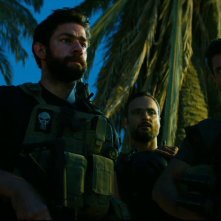 13 Hours: The Secret Soldiers of Benghazi -  John Krasinski e gli altri soldati in una scena