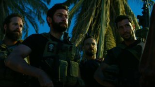 13 Hours: The Secret Soldiers of Benghazi - John Krasinski e gli altri soldati in una scena