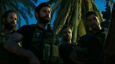 13 Hours: The Secret Soldiers of Benghazi -  John Krasinski e gli altri soldati in una scena