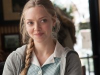 The Housemaid, Amanda Seyfried: 'Mi sono divertita un mondo a interpretare un personaggio folle e bizzarro'