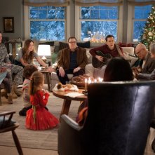 Natalle all'improvviso: tutto il cast principale riunito per Natale in una scena del film