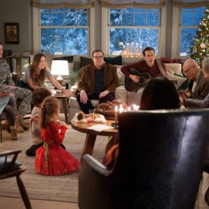 Natalle all'improvviso: tutto il cast principale riunito per Natale in una scena del film