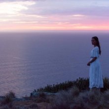 The Light Between Oceans: Alicia Vikander sulla scogliera nella prima immagine del film