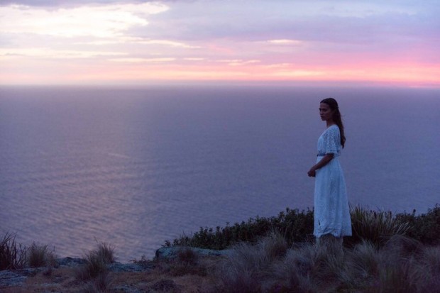 The Light Between Oceans: Alicia Vikander sulla scogliera nella prima immagine del film