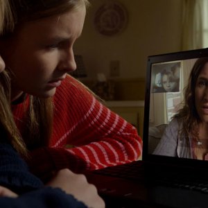 The Visit: Ed Oxenbould, Olivia DeJonge e Kathryn Hahn in una scena del film