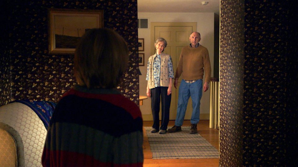The Visit: Ed Oxenbould (di spalle), Deanna Dunagan e Peter McRobbie in una scena del film