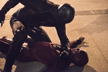 The Flash: Zoom si scontra con Barry Allen in una foto dell'episodio Enter Zoom