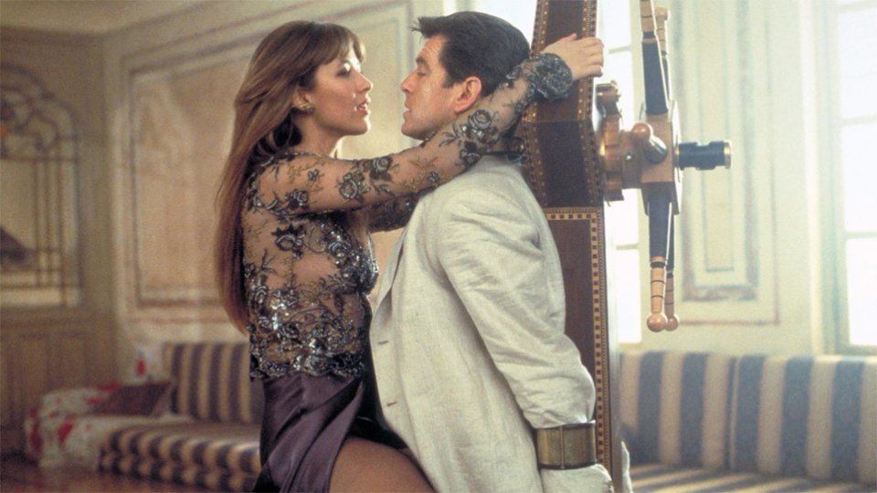 Sophie Marceau e Pierce Brosnan in 007, il mondo non basta