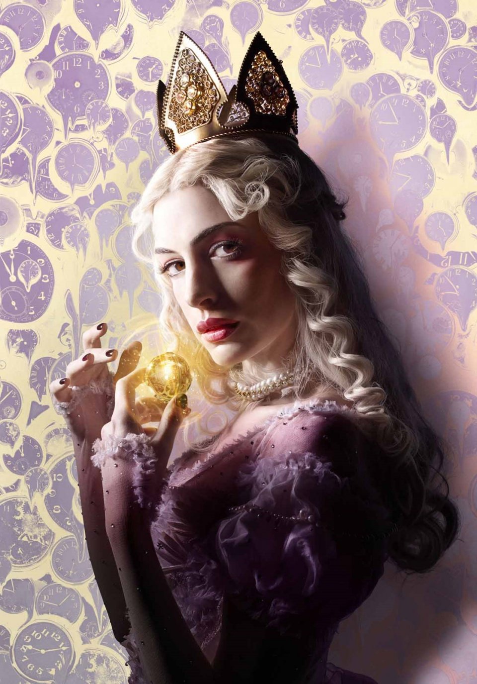 Alice in Wonderland: Through the Looking Glass - Il character poster di Anne Hathaway