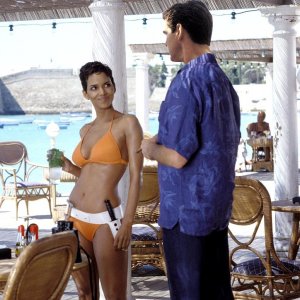 Halle Berry con Pierce Brosnan in Die Another Day