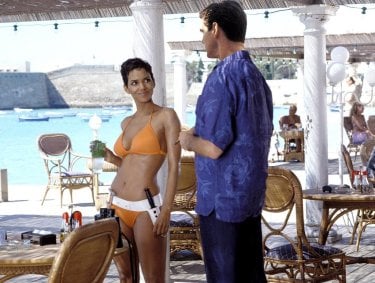 Halle Berry con Pierce Brosnan in Die Another Day