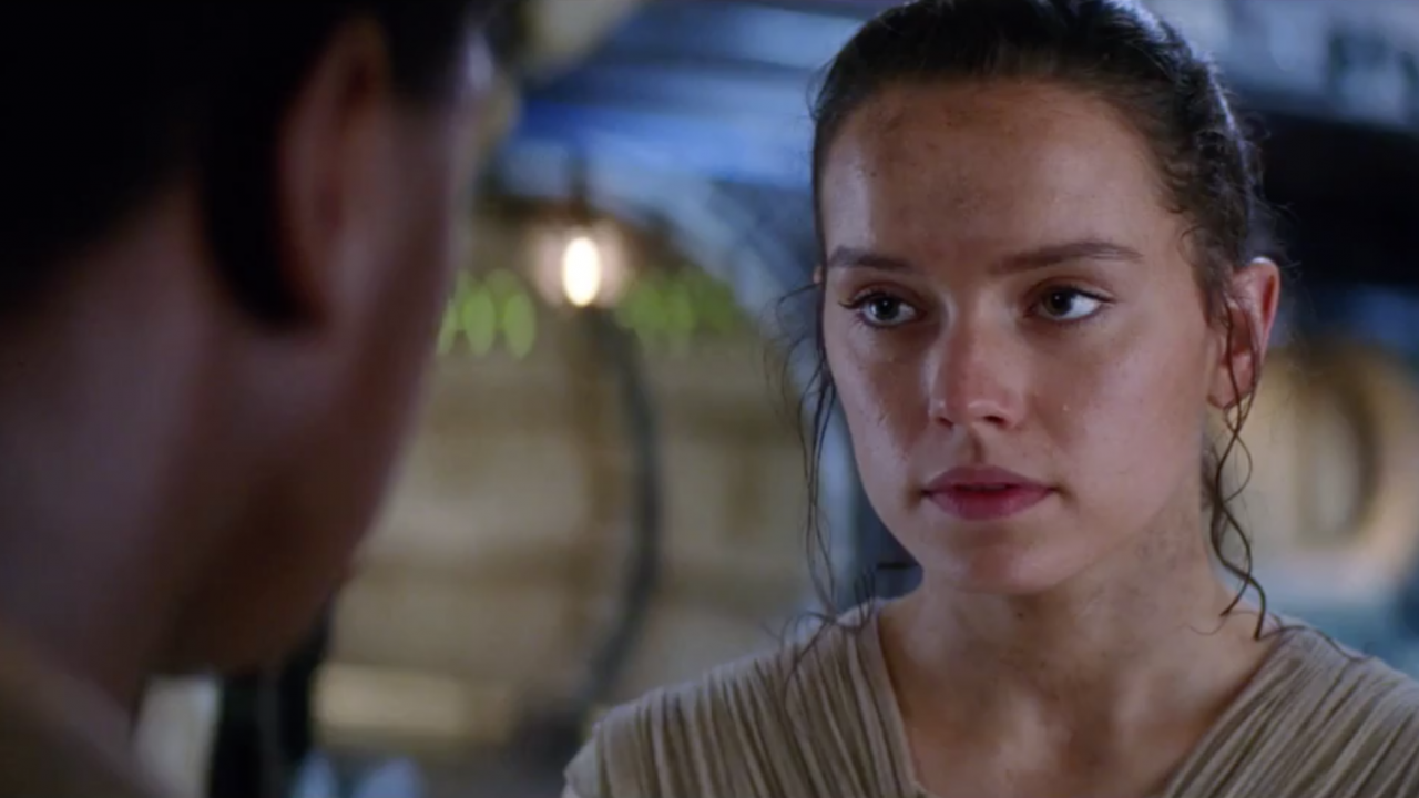 Daisy Ridley in una scena di Star Wars - Il risveglio della Forza