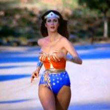 Wonder Woman: Lynda Carter corre dietro ai nemici